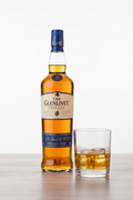 The Glenlivet Scotch Whisky con vaso